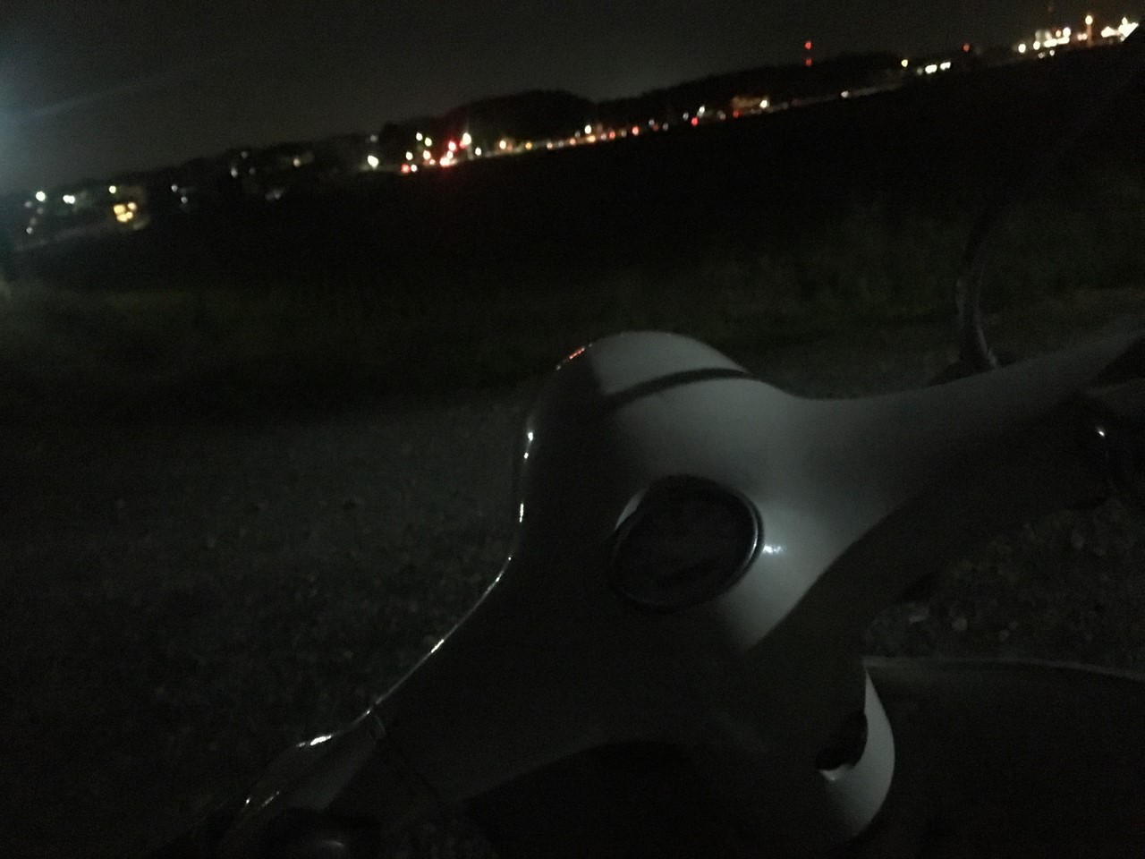 暗闇でエンジンストップしたベスパ