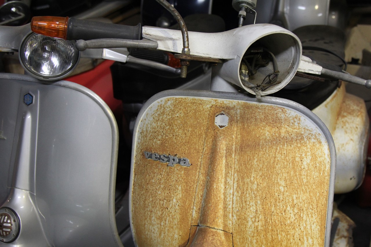 錆びた車体のベスパ50Rと10インチホイールの取り付け準備