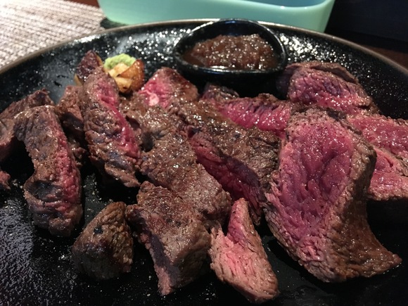 aNTENAさんで注文した赤身肉のステーキ