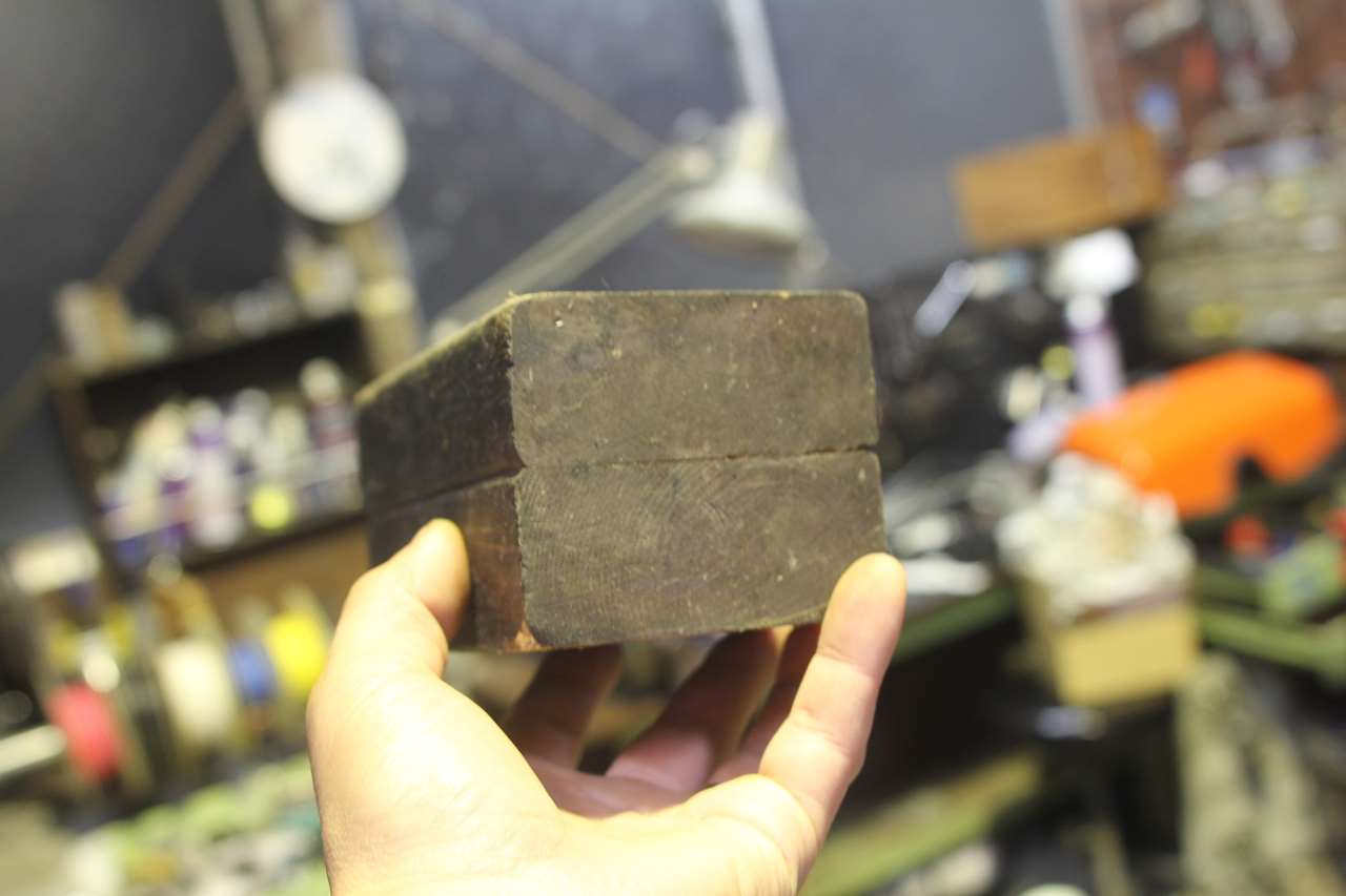 2×4材の端材を二段重ねた木片