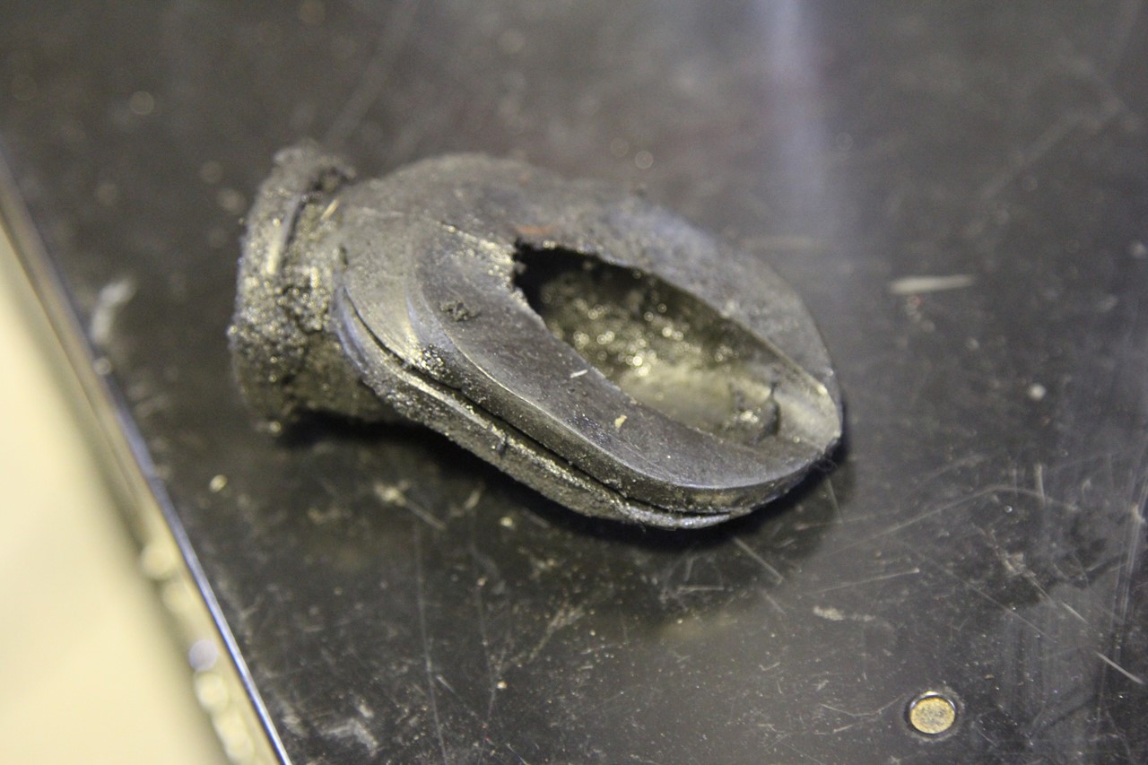 クラッチケーブルを入れ替え中に切れたグロメットを見落とす