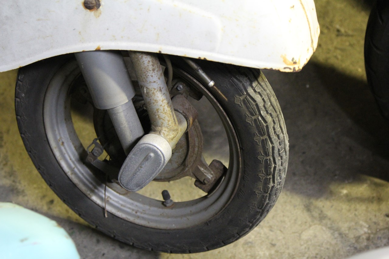 国産原付のホイールが取り付けられたベスパ50R