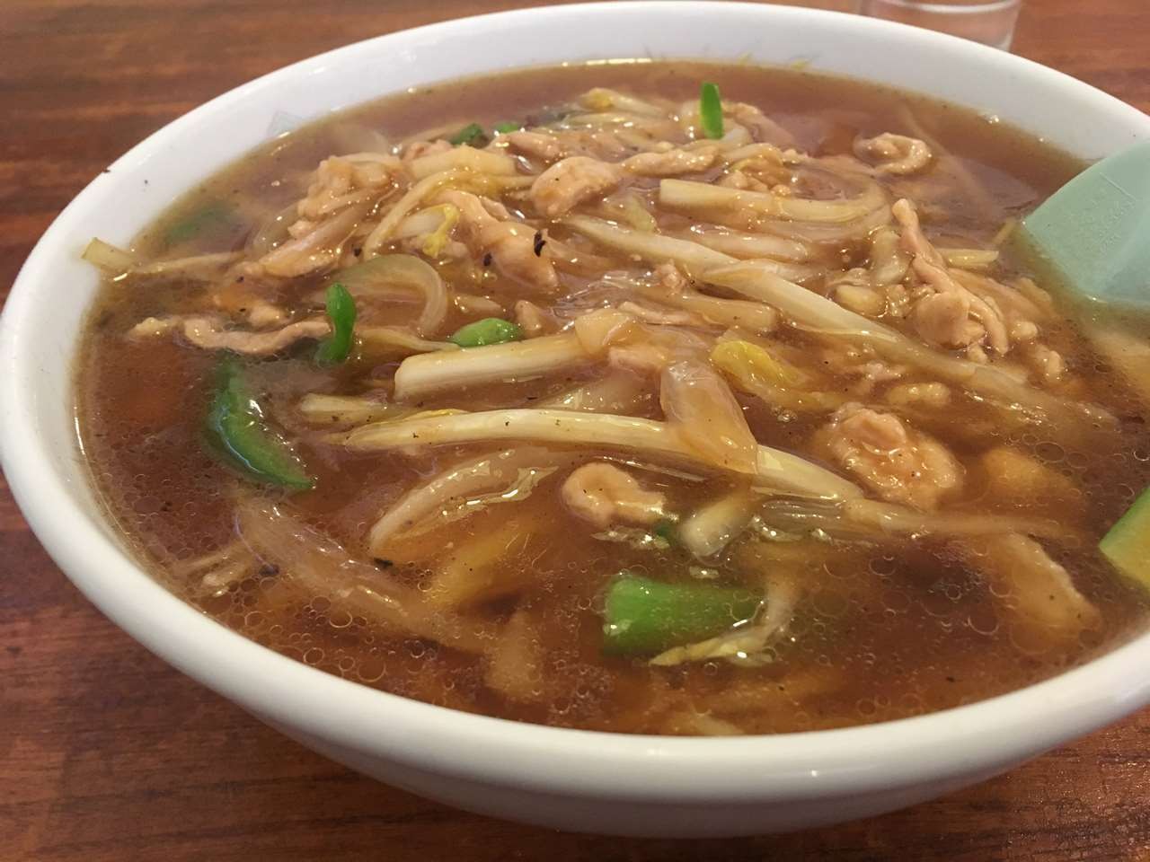 中華料理店の「豚そば」。湯気の立つ丼のアップ。