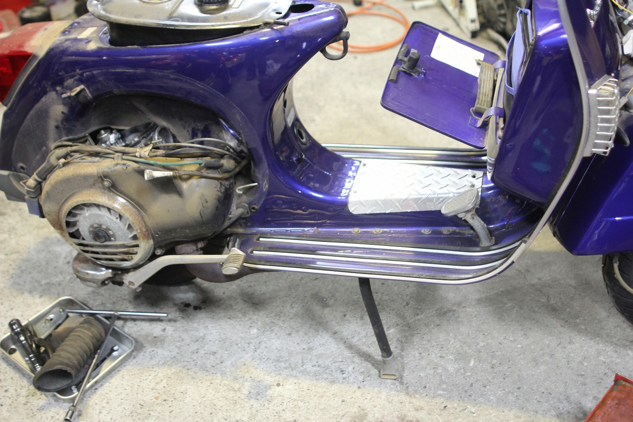 フューエルホースが抜けないvespaPX200FL1のエンジンまわり
