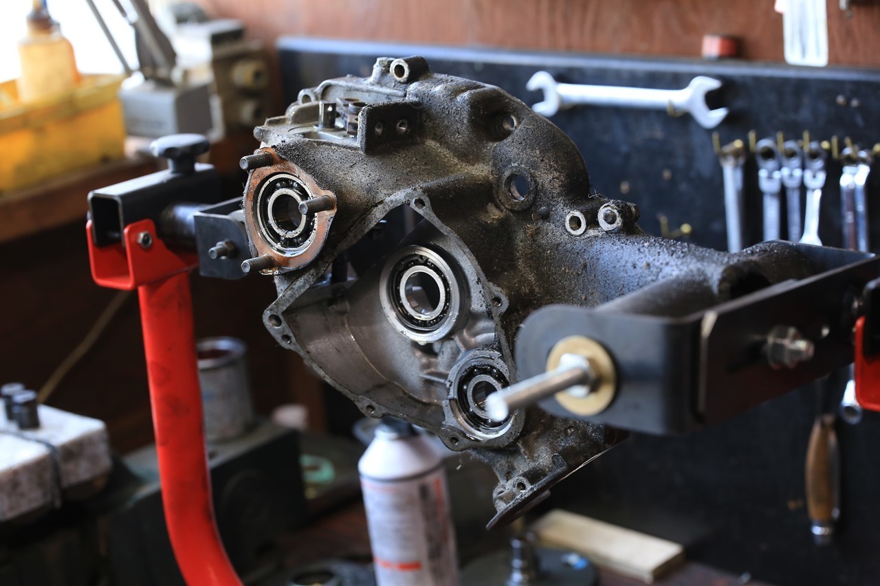 エンジンスタンドで作業する様子（アイキャッチ指定）