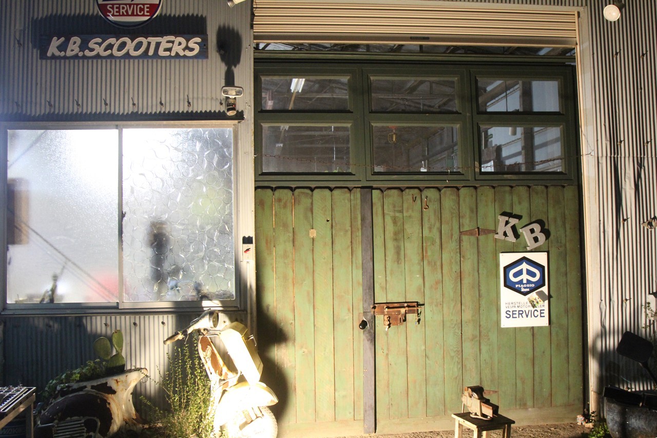 夜の営業スタイル変更中の店先（その1）