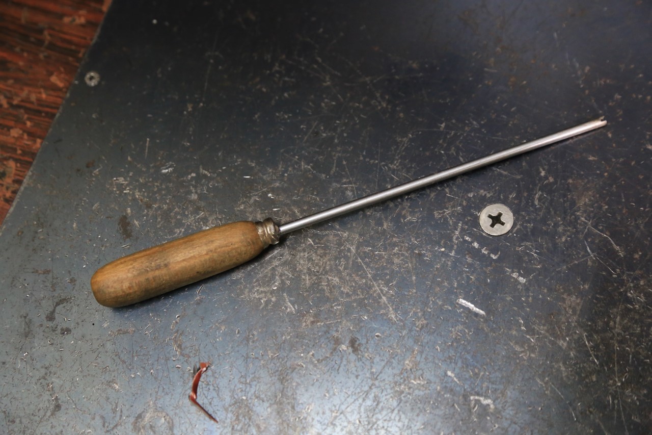 細長いシャフトを打ち込んだ加工中の工具