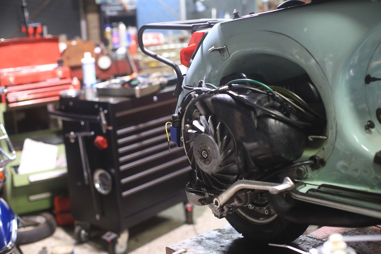 エンジン始動直前のベスパPX125FL2