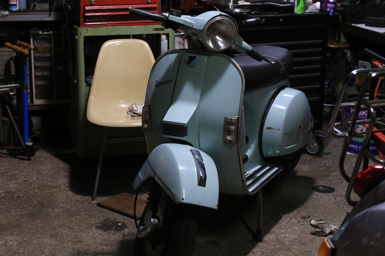 磨かれたベスパPX125FL2の車体