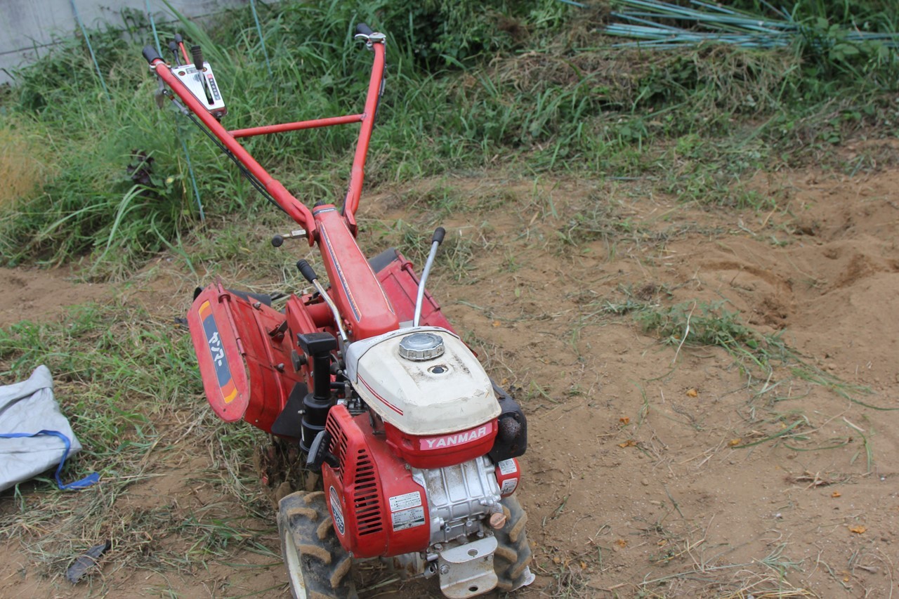 耕運機の整備作業中