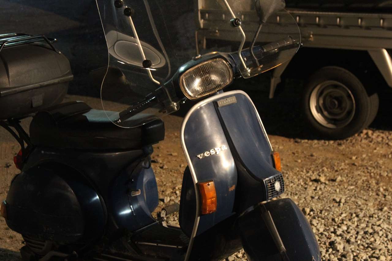 ベスパＰ125Ｘ（青）に大型スクリーンを装着した夜間の駐車シーン