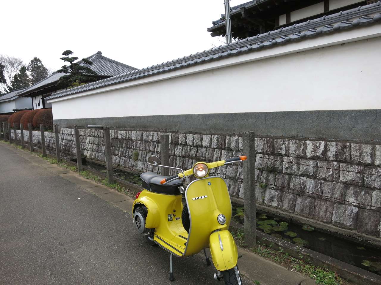 雨が上がった後、安心してベスパを試運転する様子