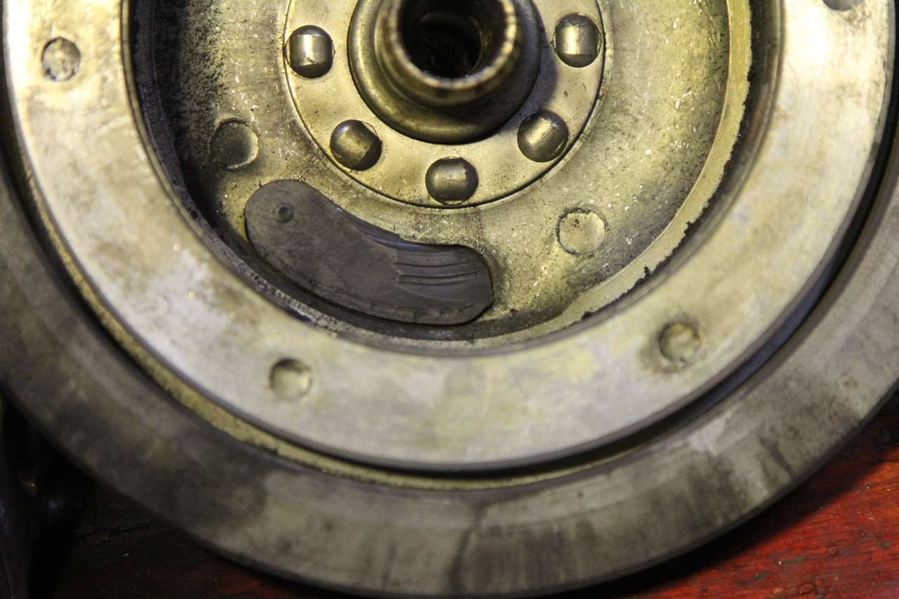 ゴムグロメットが干渉して破壊されたコイル部分