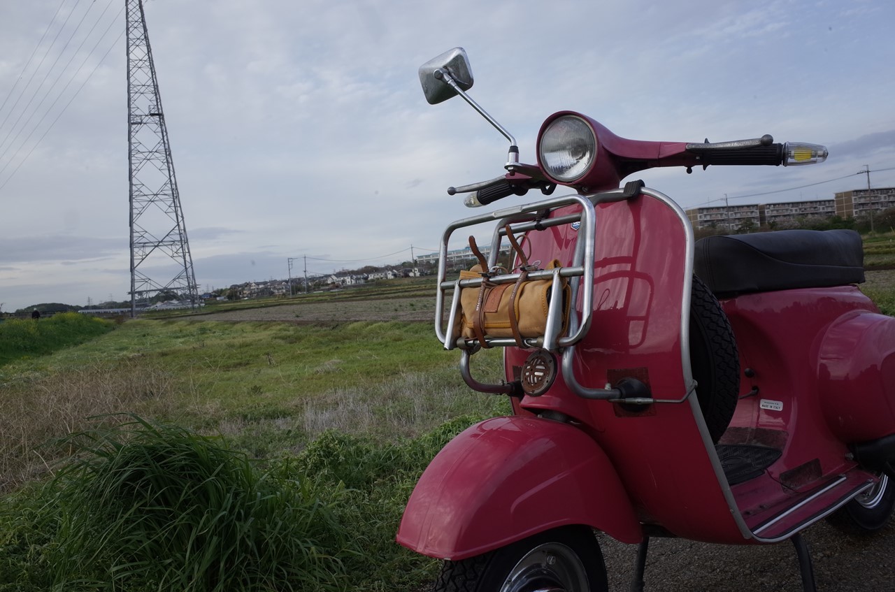 赤いベスパと田園風景での中距離試運転シーン