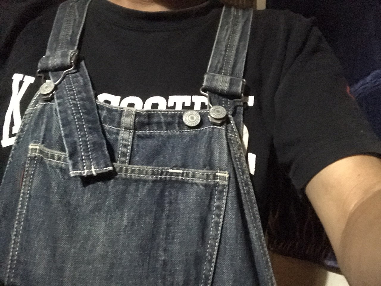デニムのオーバーオール姿の本日の作業着