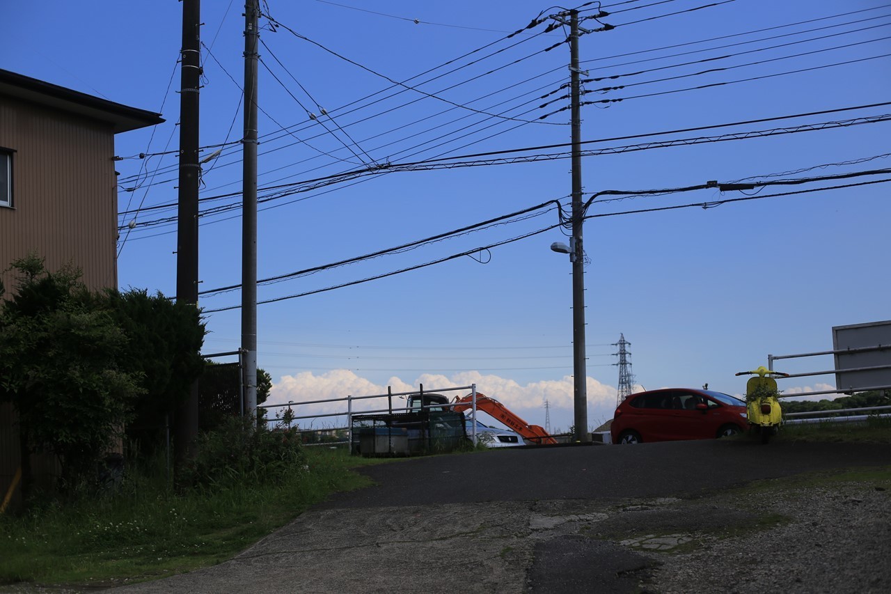 夏のような入道雲と青空