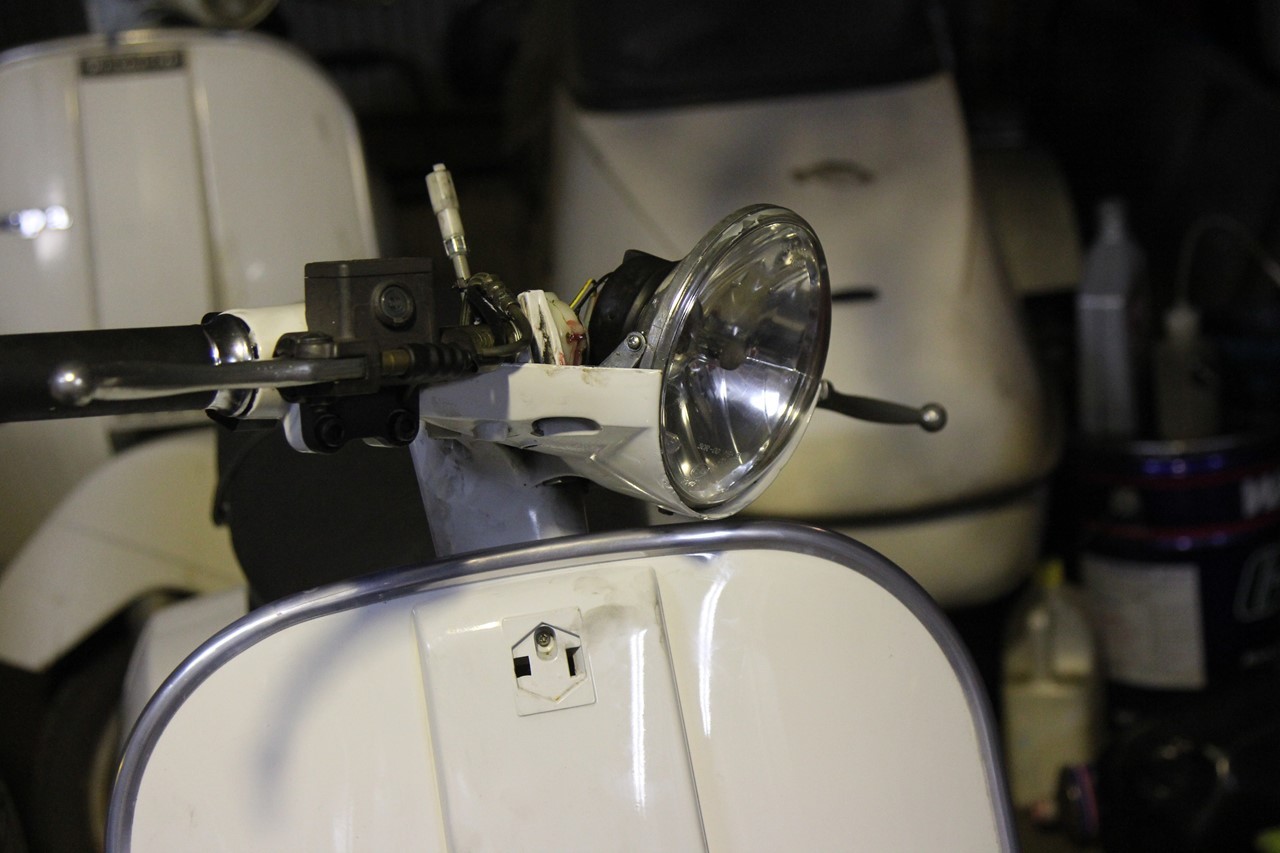 整備途中のベスパPX200FL2