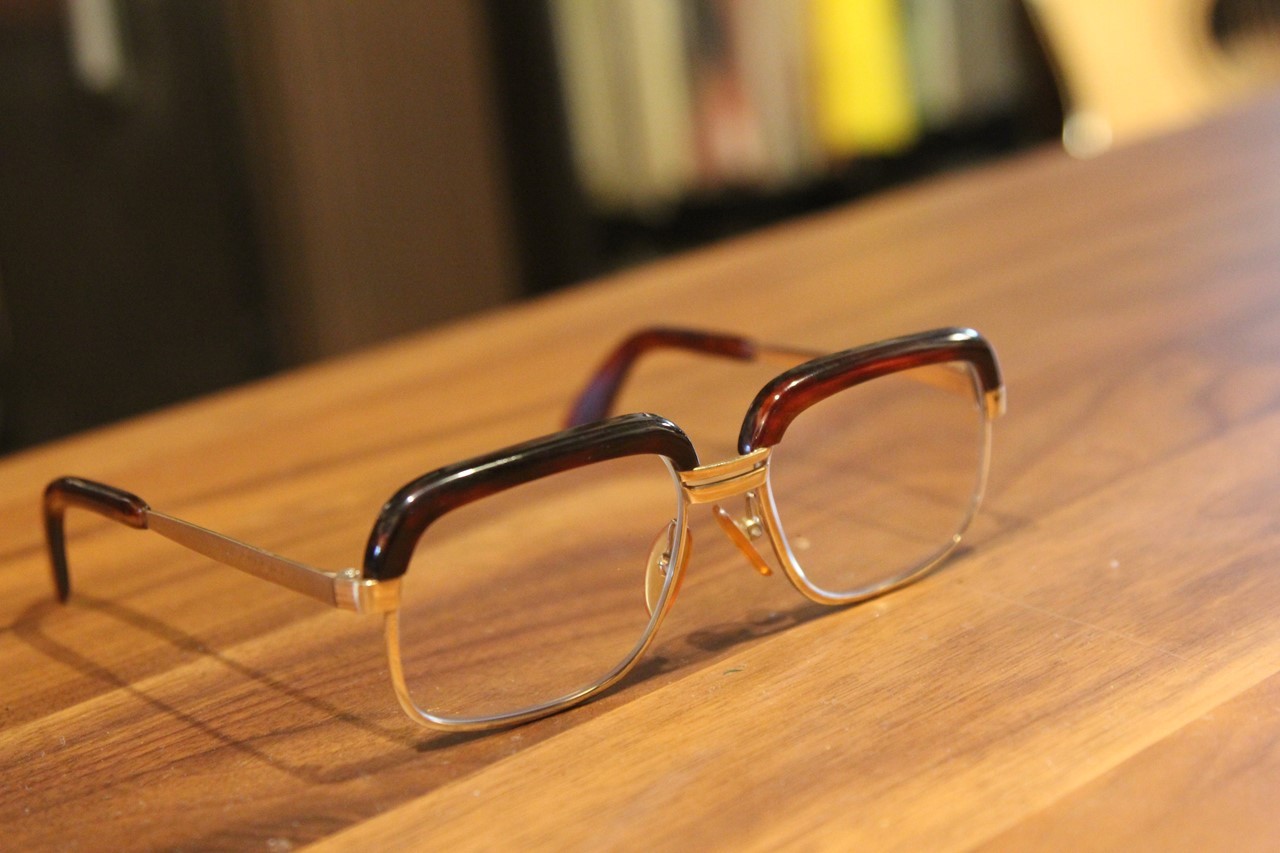 本鼈甲と金フレームの昭和風老眼鏡