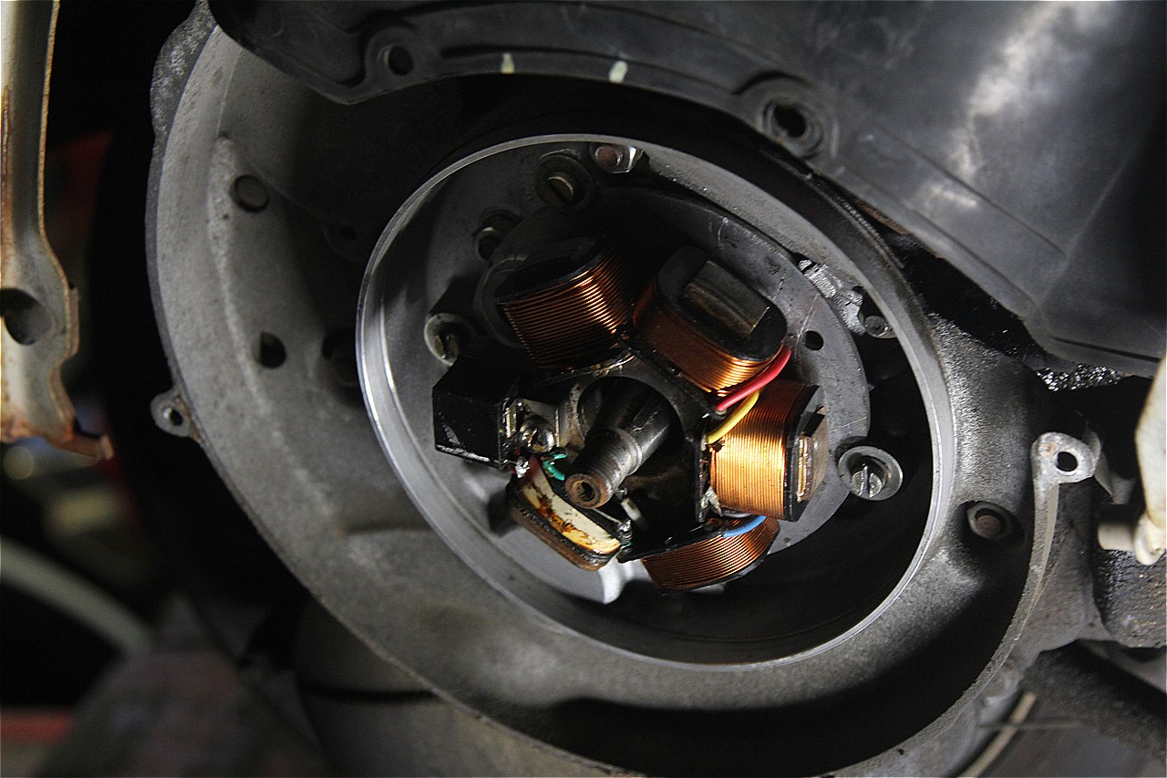 ベスパ125ET3の点火系修理中