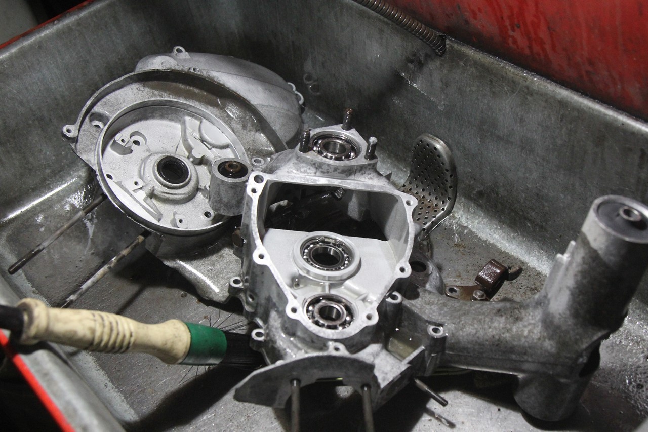 発掘されたベスパ125ET3のクランクケース