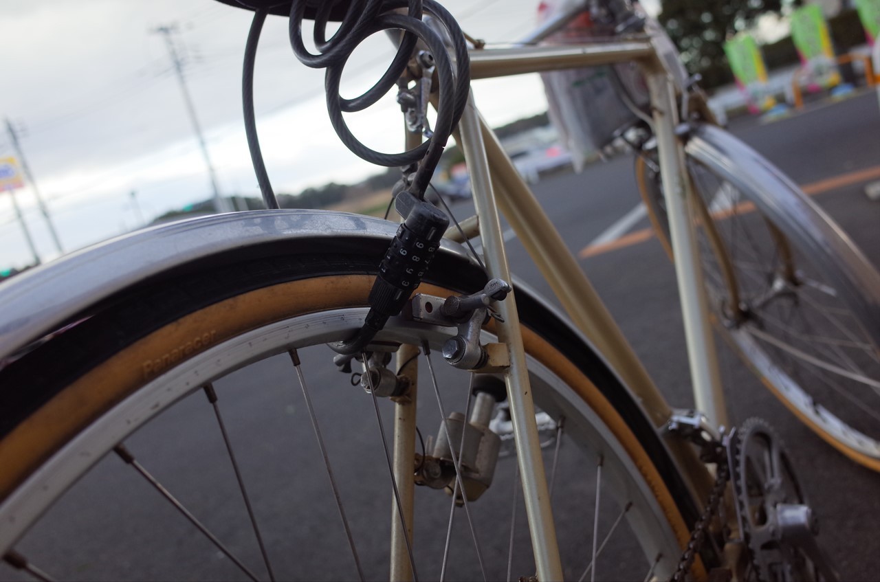 自転車のワイヤーロック番号を忘れて困る様子