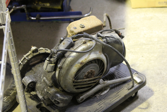 P125Xのエンジンが置かれた作業スペース