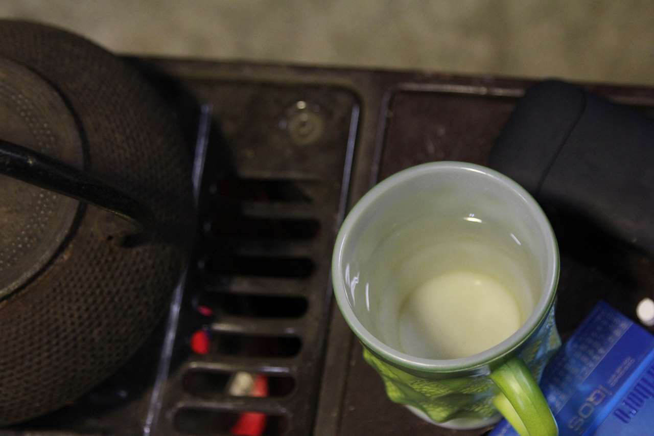 ストーブの上で白湯を沸かす薬缶