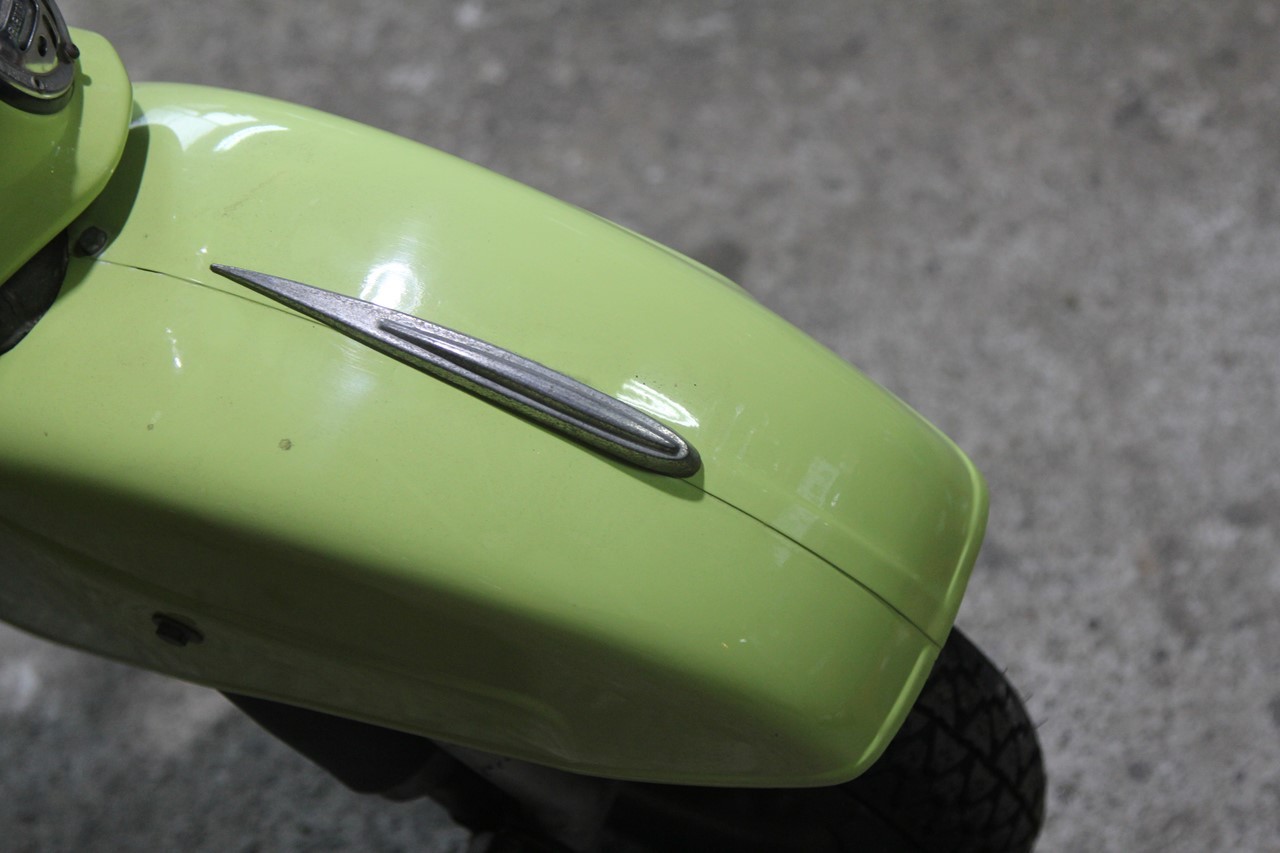 ベスパ125ET3のフロントフェンダークレスト修正作業