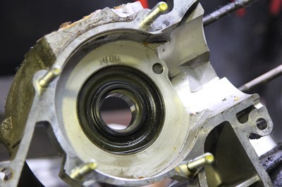 クランクシャフトオイルシールが劣化したベスパPX125FL2のクラッチサイド
