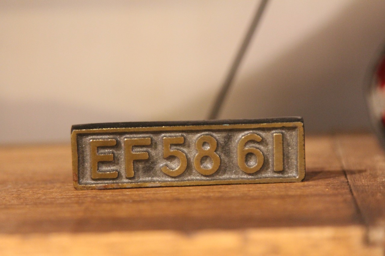 EF58 61プレート型文鎮