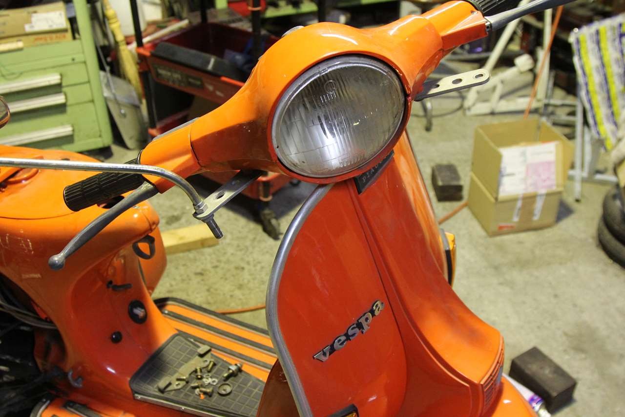 腰を気遣い作業を見合わせたP200Eのエンジン