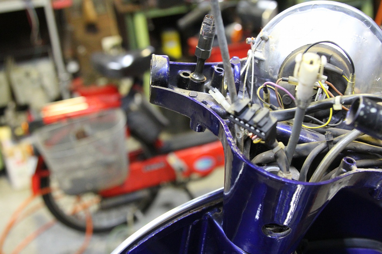 PX200FL1のハンドルパイプ部分の整備中の様子