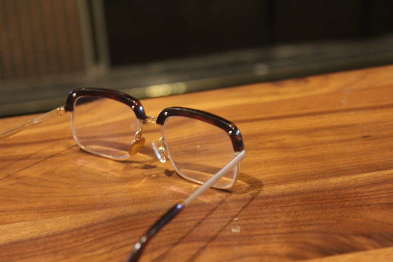 老眼鏡と眉毛ネタのイメージ
