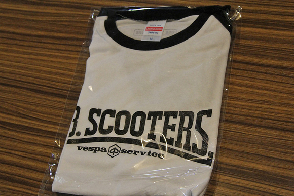 店頭に並ぶK.B.SCOOTERSオリジナルのラグランTシャツ