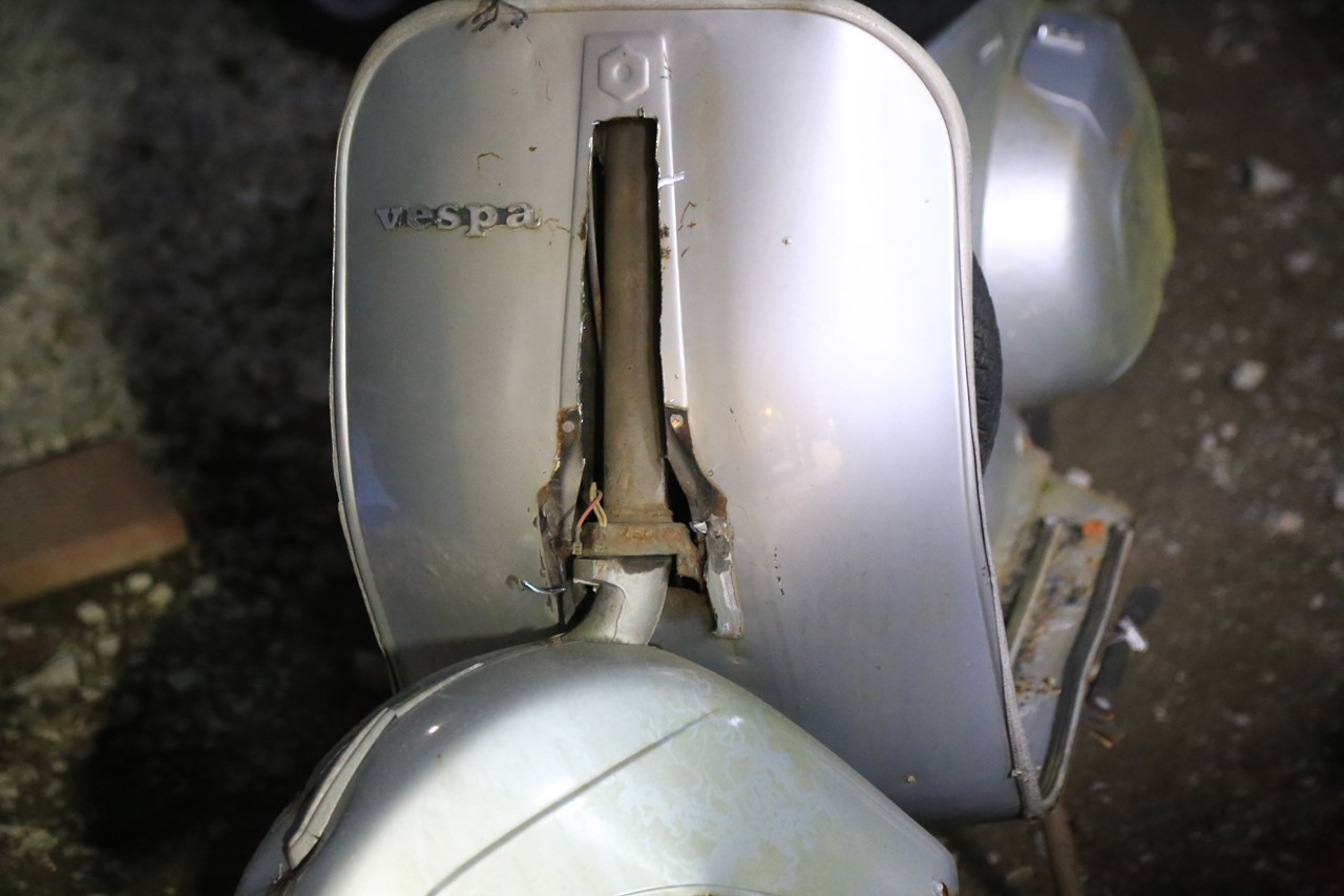事故車ボディーをカットして検証中
