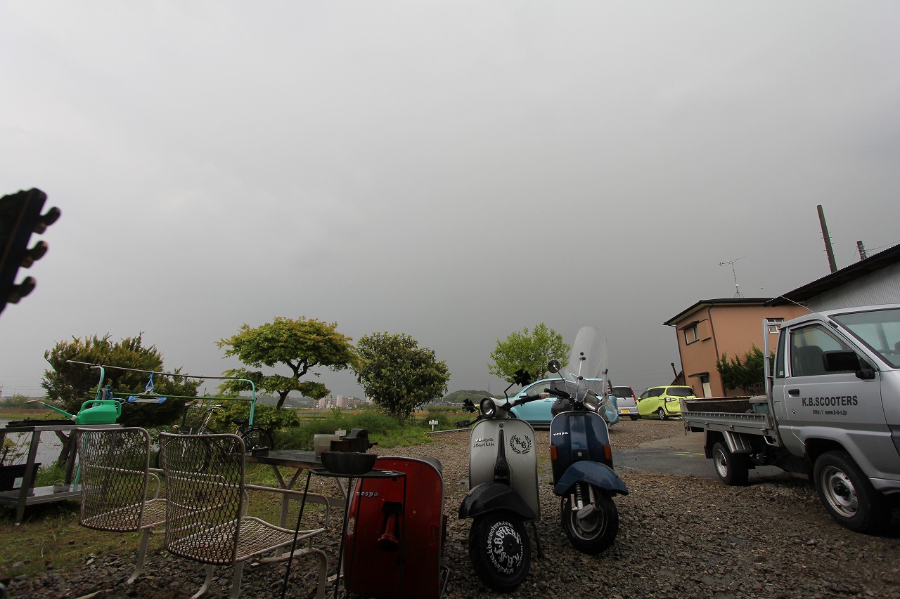 洗車後のベスパに雨が降り注ぐ様子。しっとりとした雰囲気。