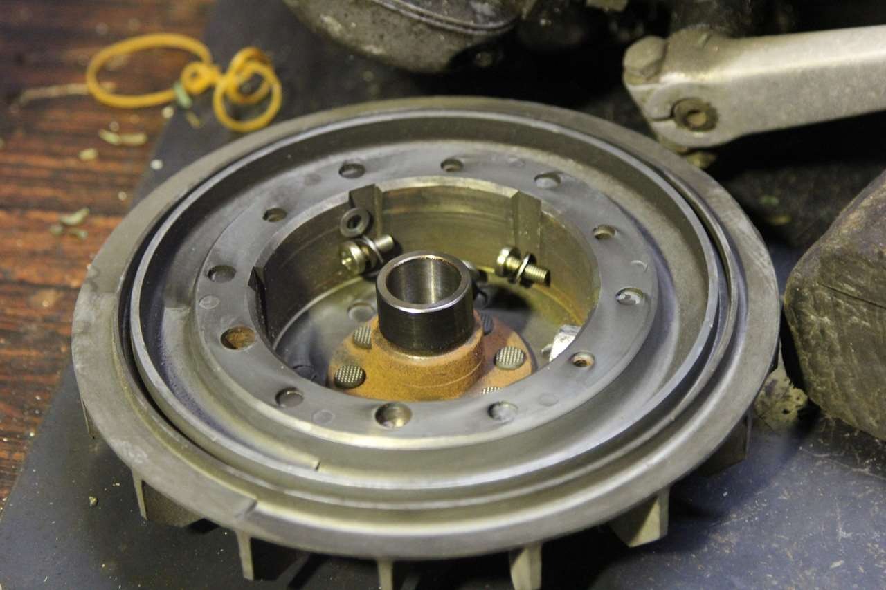 フライホイールを外したP200Eエンジン左側。テーパーの出たクランクシャフト先端。