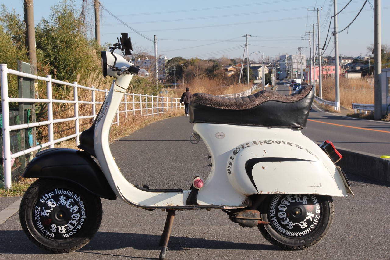 2ストベスパを走らせる様子、現代と過去をつなぐ象徴的な場面
