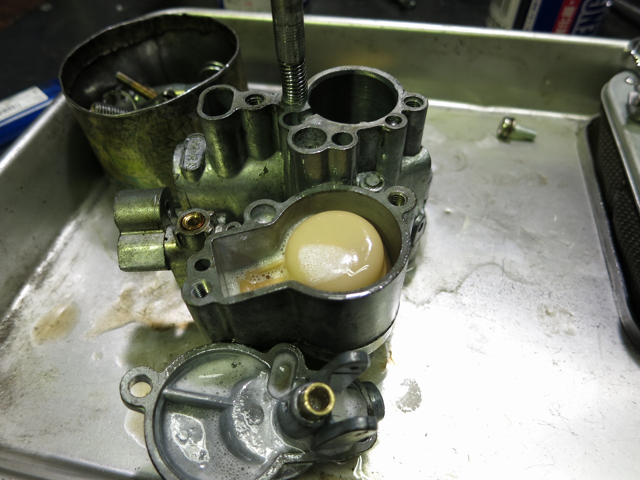 キャブレターを分解したPX200FL2のエンジン周り