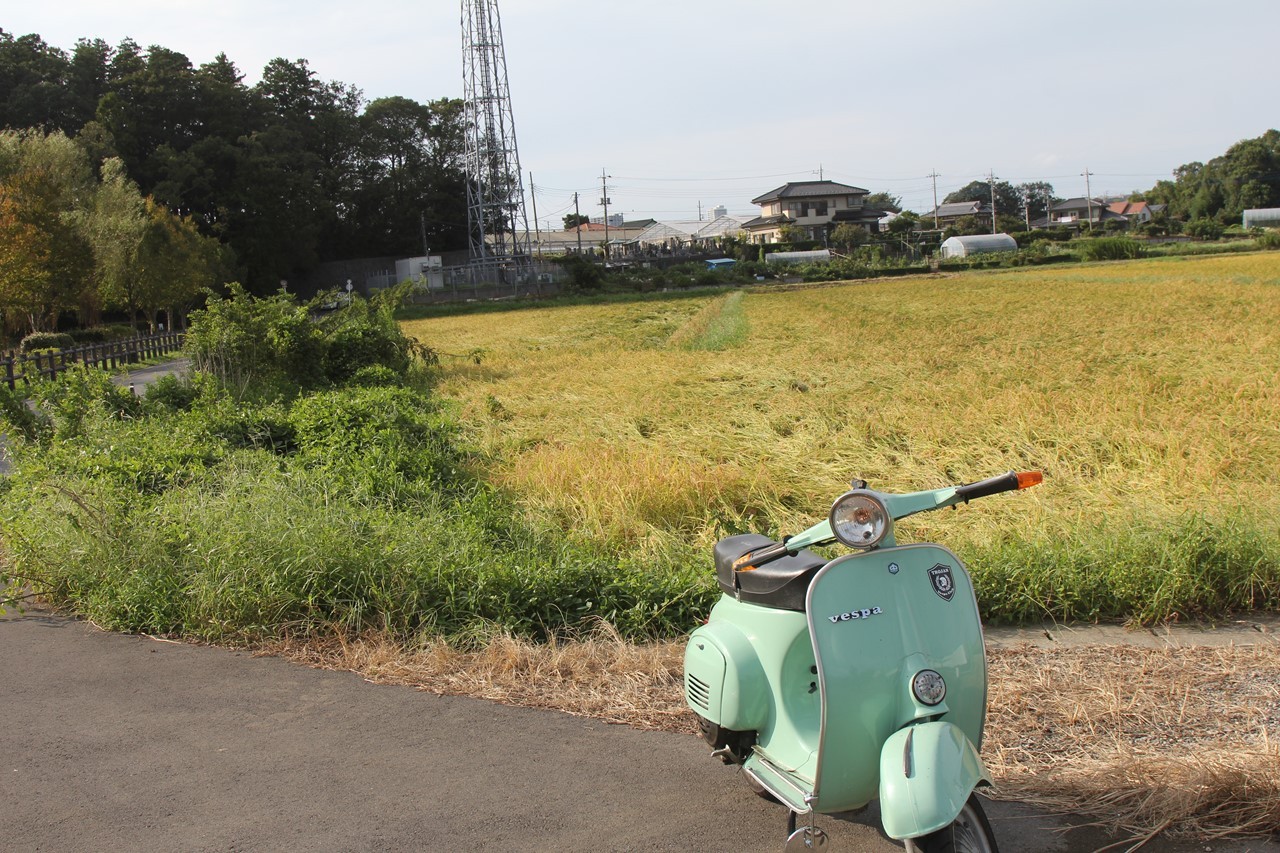 ベスパ125ET3に乗る様子
