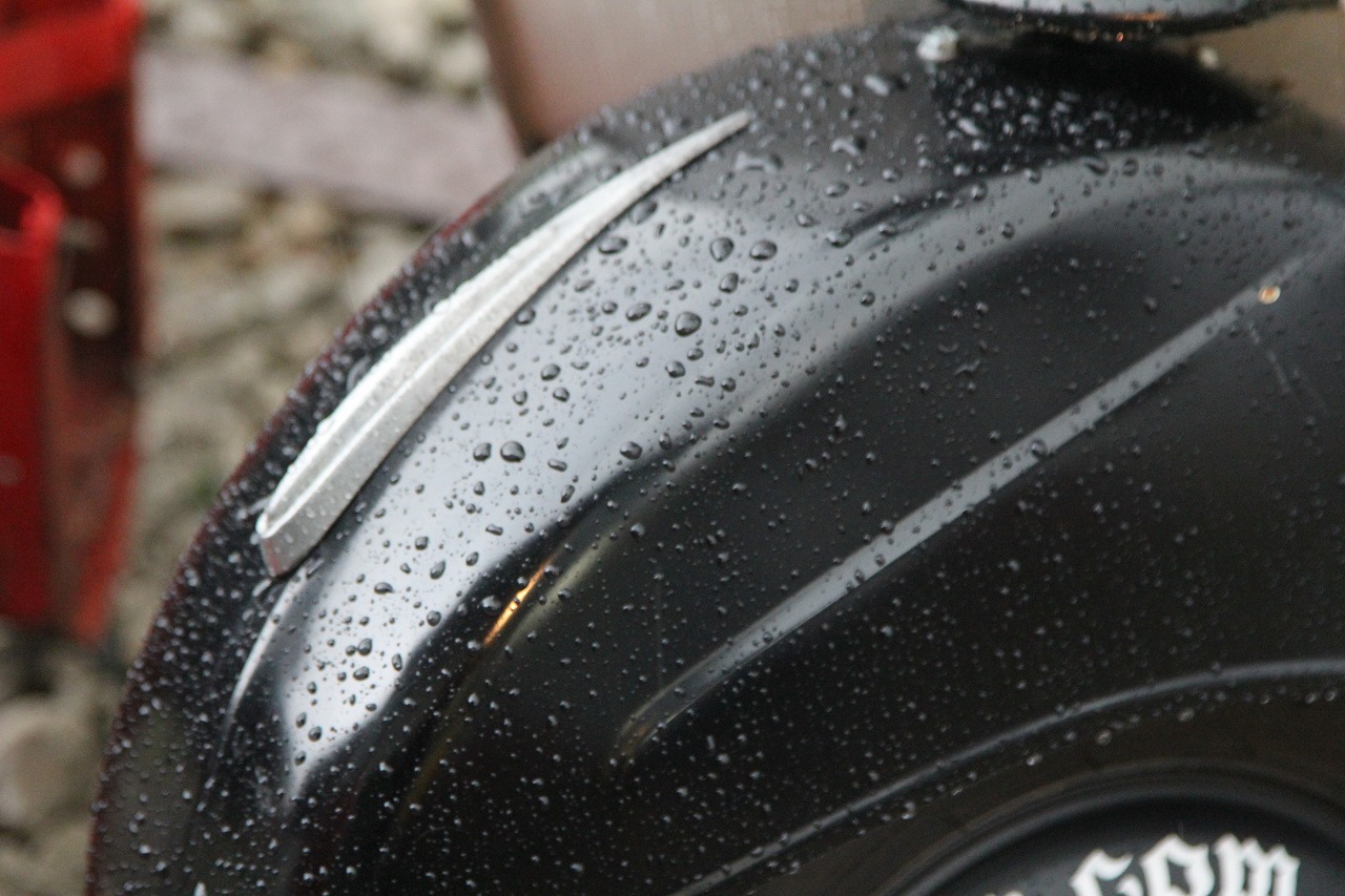 雨粒がベスパの表面をコロコロと転がる様子。ワックスの効果が見える。