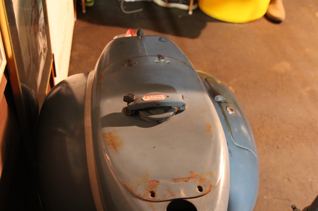 ガソリンが腐った vespa150 のタンク