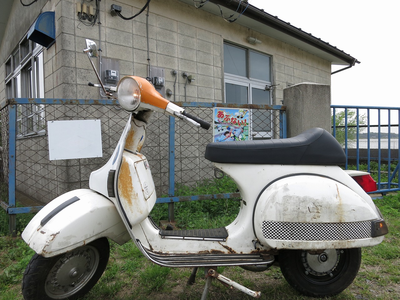 P125Xを試運転している様子。車体全体が写っている。