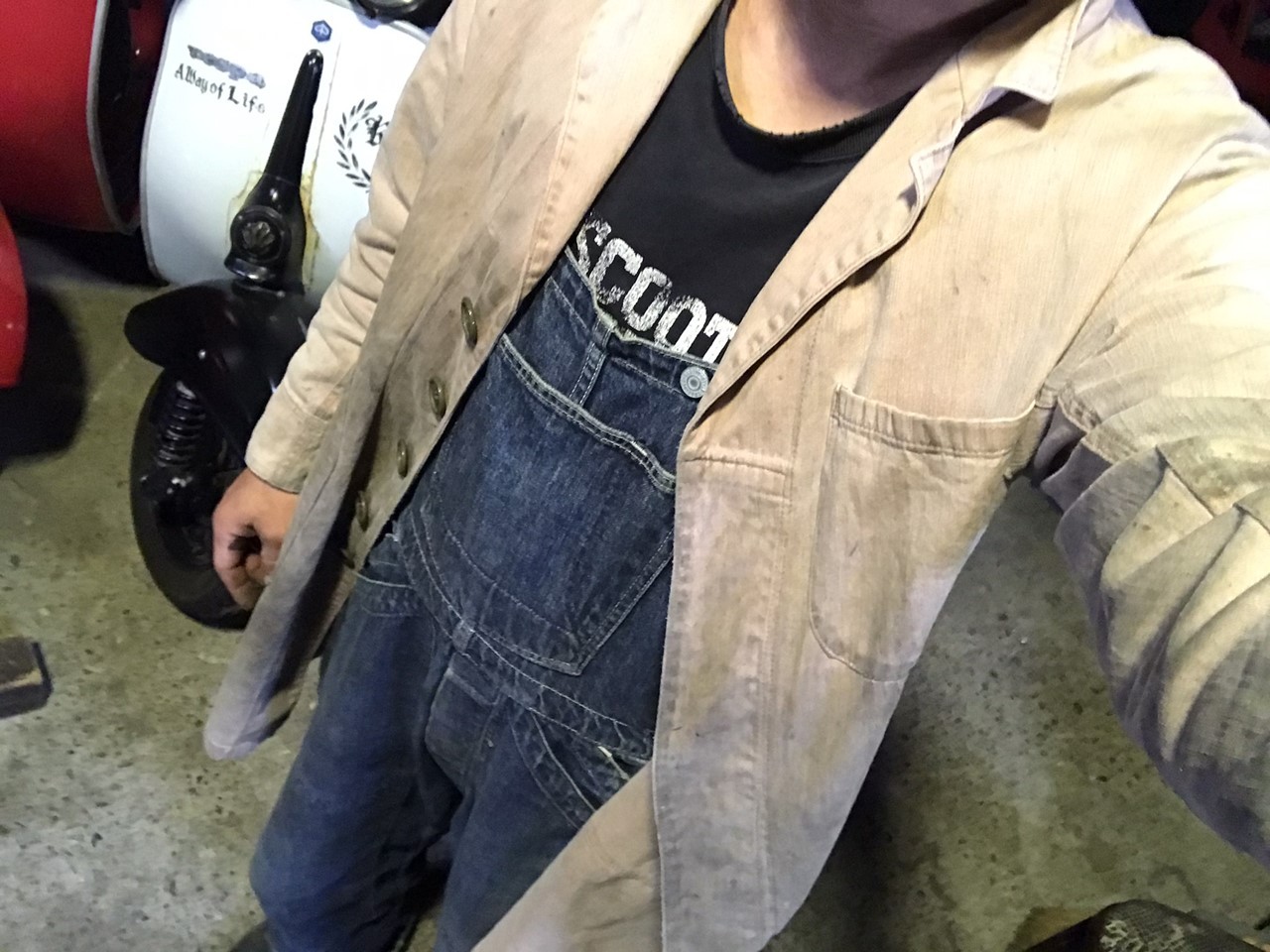 気温低下でショップコートを羽織った本日の作業着