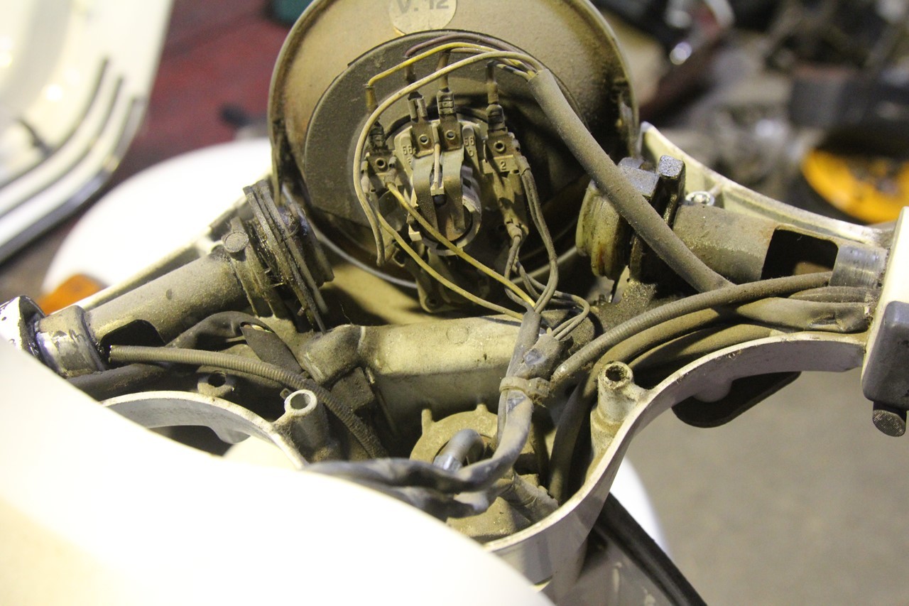f0225627_2152556-vespa
