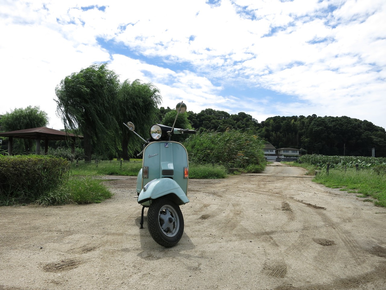 曇り空の中でベスパの試運転に出発する様子