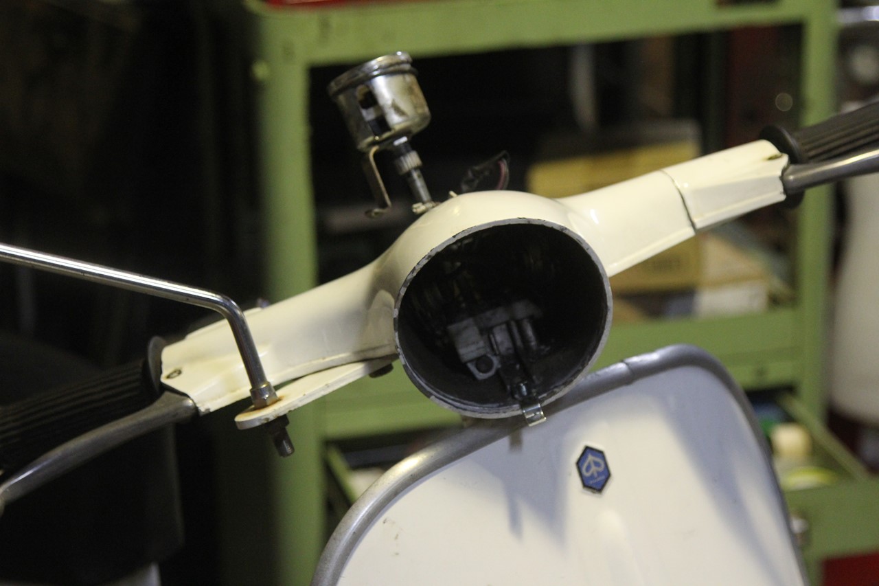 f0225627_21595213-vespa