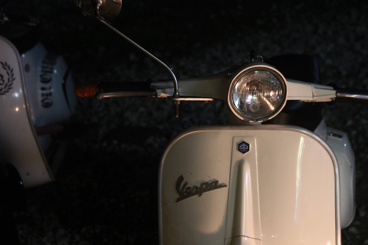 f0225627_22125382-vespa