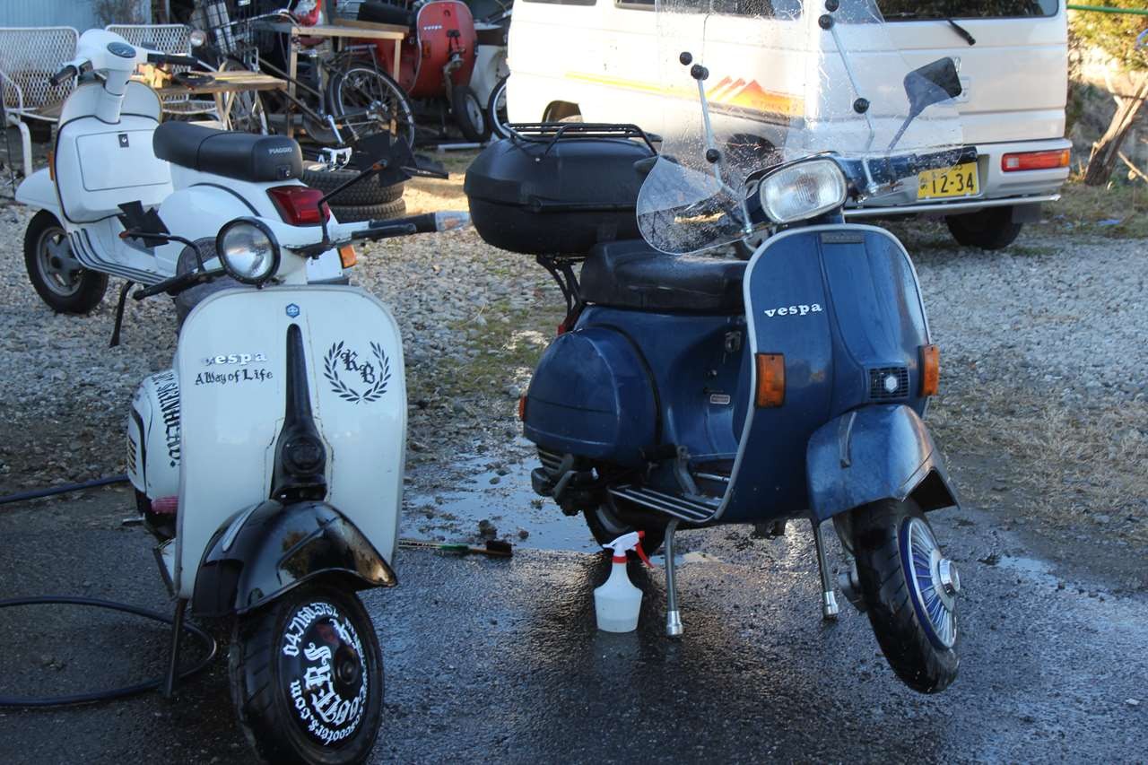 屋外で洗車中のベスパP125Xとベスパ100。