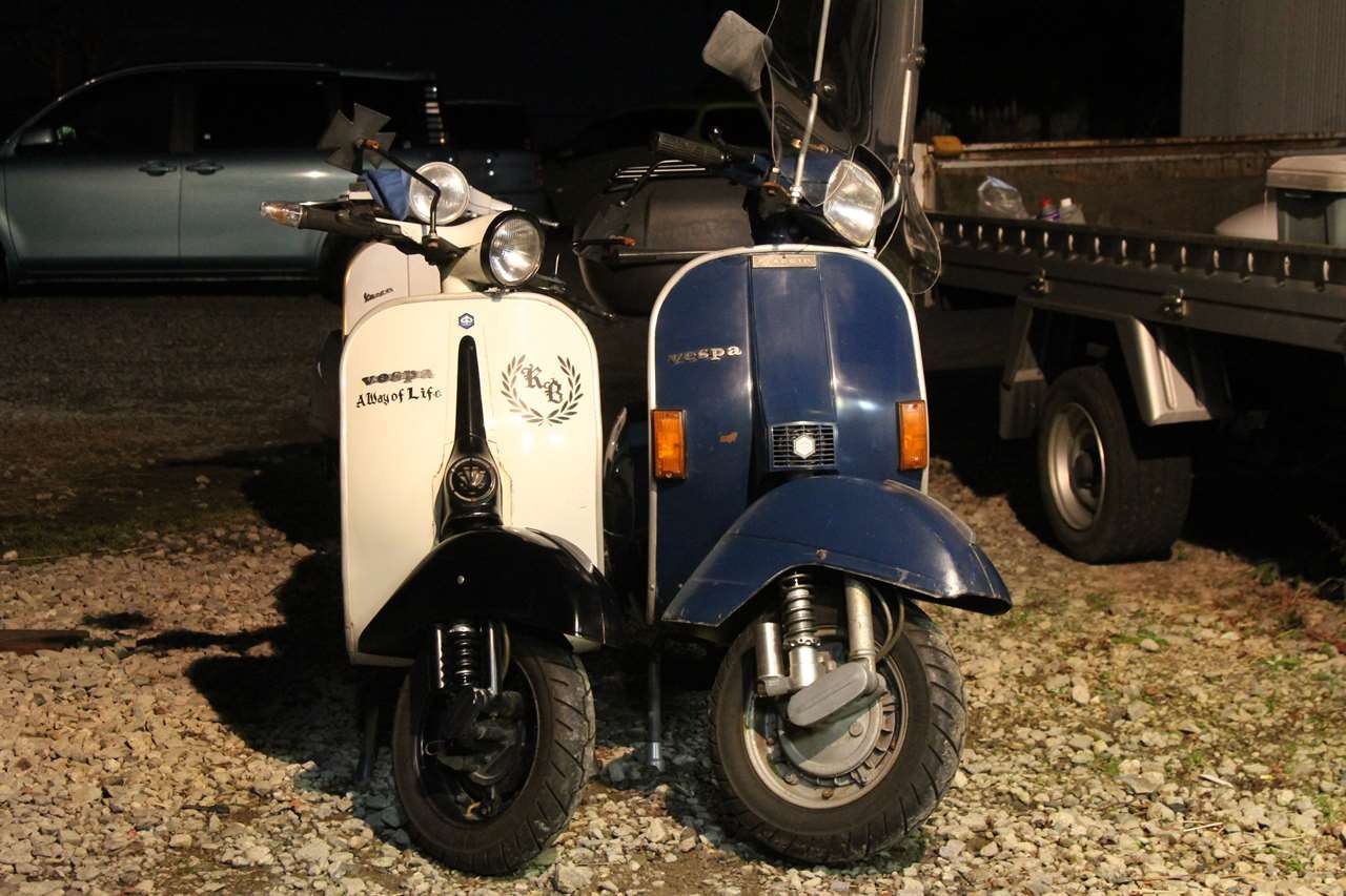 洗車とワックスがけを終えたベスパP125Xとベスパ100。